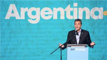Sergio Massa, Wirtschaftsminister und Präsidentschaftskandidat der Regierungspartei, spricht nach Schließung der Wahllokale bei den Parlamentswahlen in Buenos Aires zu seinen Anhängern in der Wahlkampfzentrale
