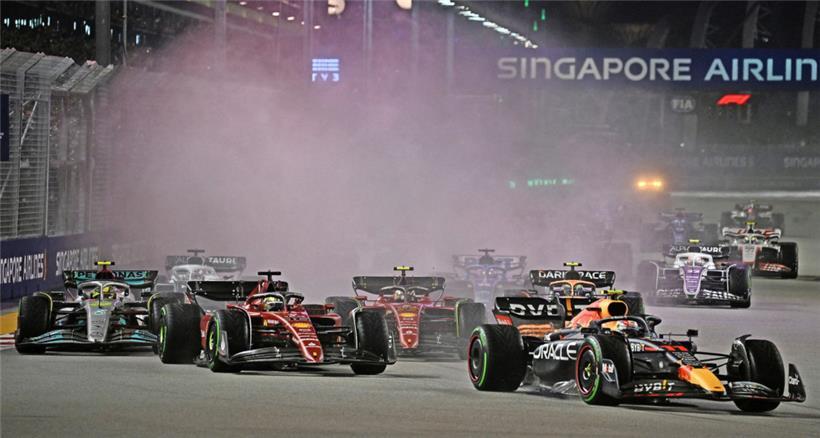 Sergio Perez (vorne) eroberte gleich beim Start die Führung des Rennens
