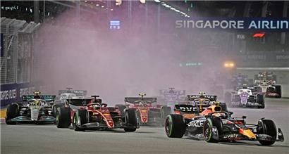 Sergio Perez (vorne) eroberte gleich beim Start die Führung des Rennens
