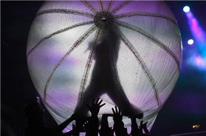 Ses photos traduisaient son regard sur le monde – et sur les concerts comme celui-ci des Peaches
