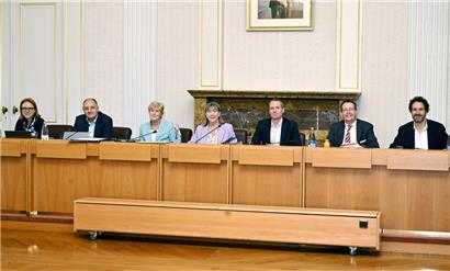 Setzt sich der Schöffenrat wie schon zuvor aus DP und CSV zusammen, gibt es mit Corinne Cahen (1.v.l.) und Paul Galles (7.v.l) zwei neue Mitglieder im Gremium
