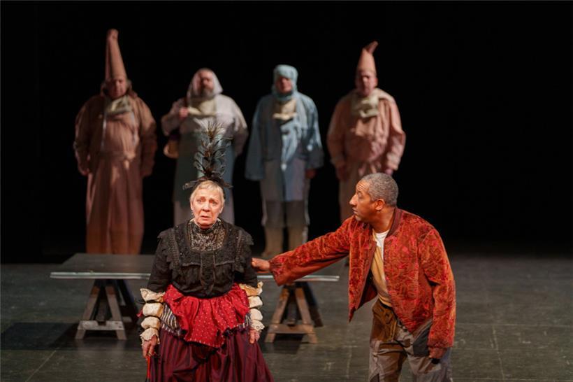 Sganarelle (Edouard Montoute) et Lucinde (Martine Schambacher)
