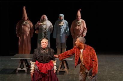 Sganarelle (Edouard Montoute) et Lucinde (Martine Schambacher)

