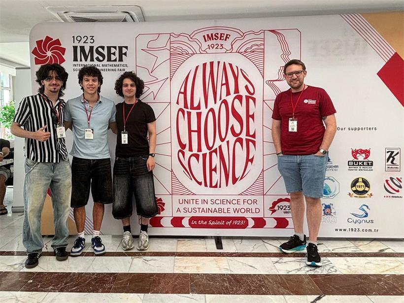 Shaheen Aljourdi, Rodrigo Von Mayer Goulart und Yigit Günes mit ihrem Betreuer bei Teammeeting