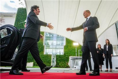 Shake-Hands: Bundeskanzler Olaf Scholz empfängt Javier Milei (links)
