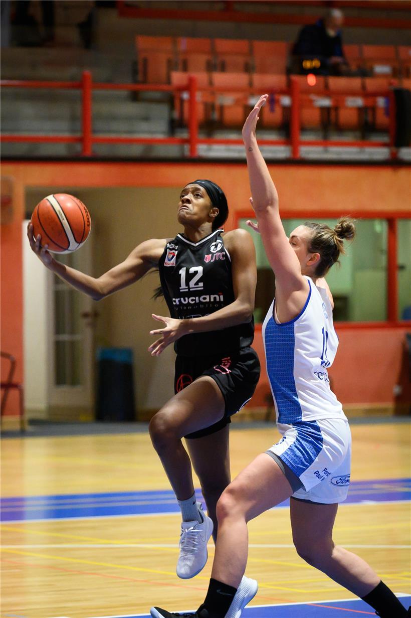 Shalonda Winton (Nr. 12) und Düdelingen haben alle drei Partien seit dem Restart der Saison gewonnen
