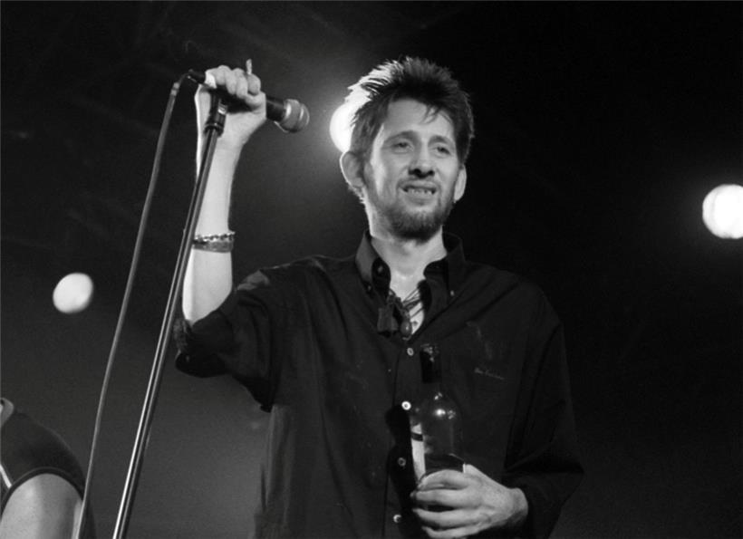 Shane MacGowan 1999 auf der Bühne mit seiner Gruppe The Popes beim zehnten jährlichen „Fleadh“ in Finsbury Park
