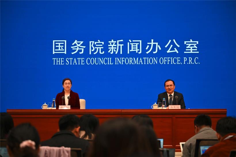 Sheng Laiyun (r), Vize-Kommissar der nationalen Statistikbehörde Chinas, spricht vor Journalisten
