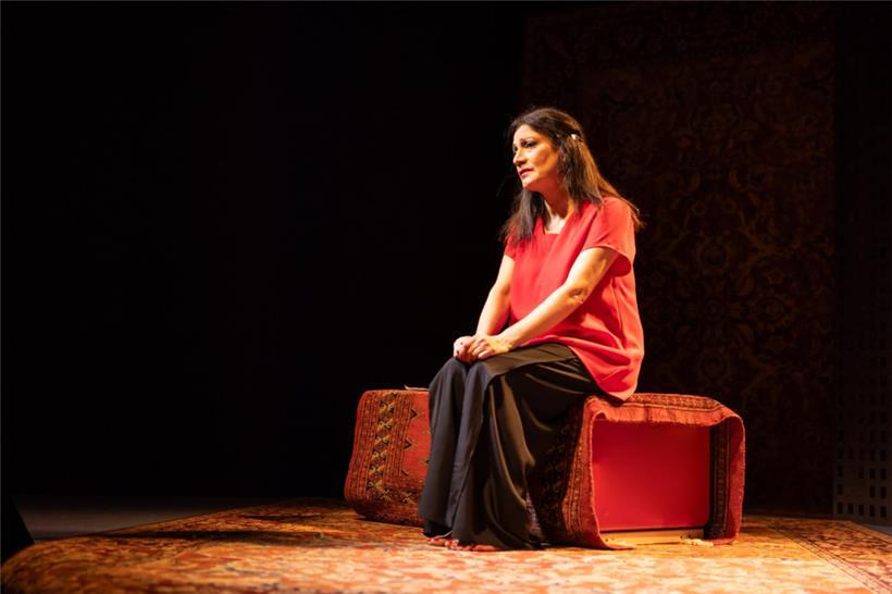 Shiva Gholamianzadeh im Stück „Téhéran-Luxembourg“
