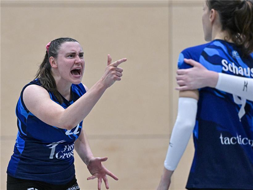 Shona Fraser motiviert energisch ihre Teamkolleginnen während eines Meetings, Teamarbeit und Führungskompetenz sichtbar