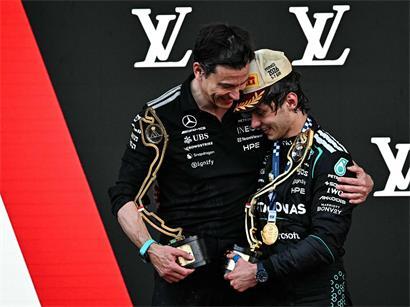 Shooting-Star Kimi Antonelli fährt in Rennanzug und Helm auf der Rennstrecke, aktueller Motorsport-Hoffnungsträger