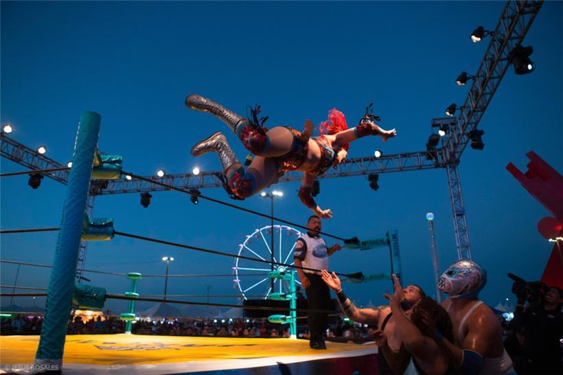 Show, Spektakel und „gewaltsamer Tanz“: die fliegende „Luchadora“ in ihrem Element
