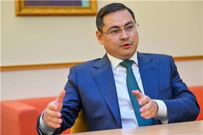 Porträt von Shukhrat Ibragimov, Geschäftsführer eines luxemburgischen Rohstoffkonzerns, mit internationalem Hintergrund.