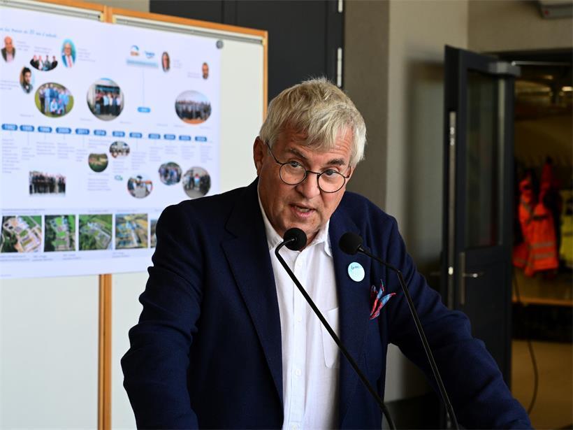 Tom Ulveling, Verwaltungspräsident der SIACH, spricht bei einer offiziellen Veranstaltung