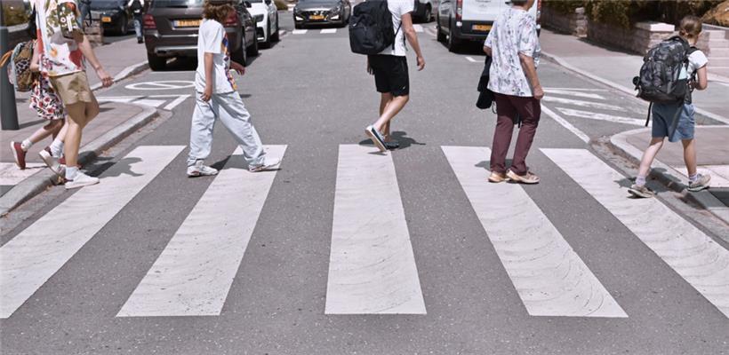 Sicher die Straße zu überqueren ist eine Fähigkeit, die gelernt werden muss
