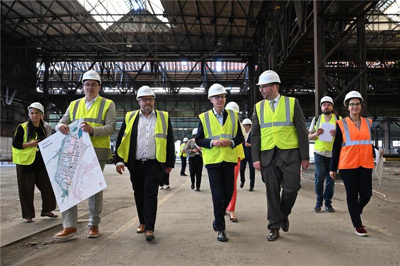 Baustelle Metzeschmelz mit Arbeitern in Schutzhelmen und Warnwesten für maximale Sicherheit