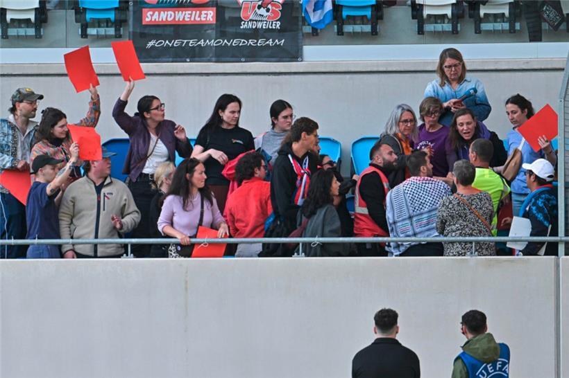 Sicherheitsbeamte sammelten die Plakate der Kritiker ein