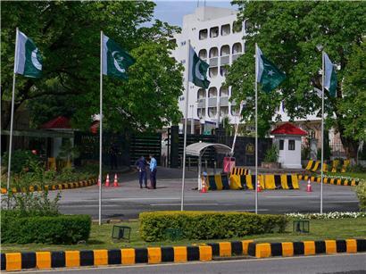 Sicherheitsbeamte in Uniform bewachen den Haupteingang des pakistanischen Außenministeriums am Tag