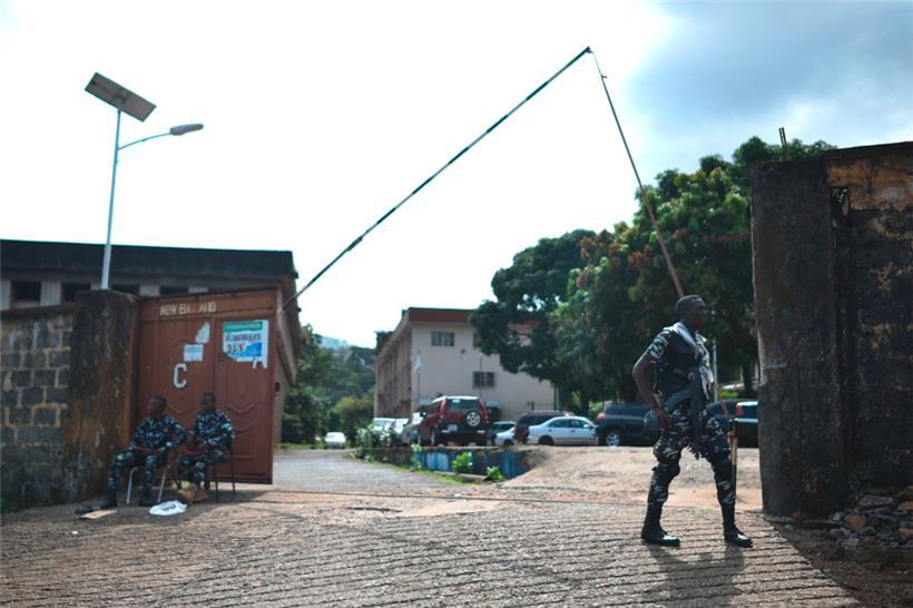 Sicherheitskräfte vor dem Eingang der Sierra Leone Broadcasting Corporation in Freetown
