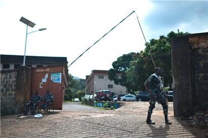 Sicherheitskräfte vor dem Eingang der Sierra Leone Broadcasting Corporation in Freetown
