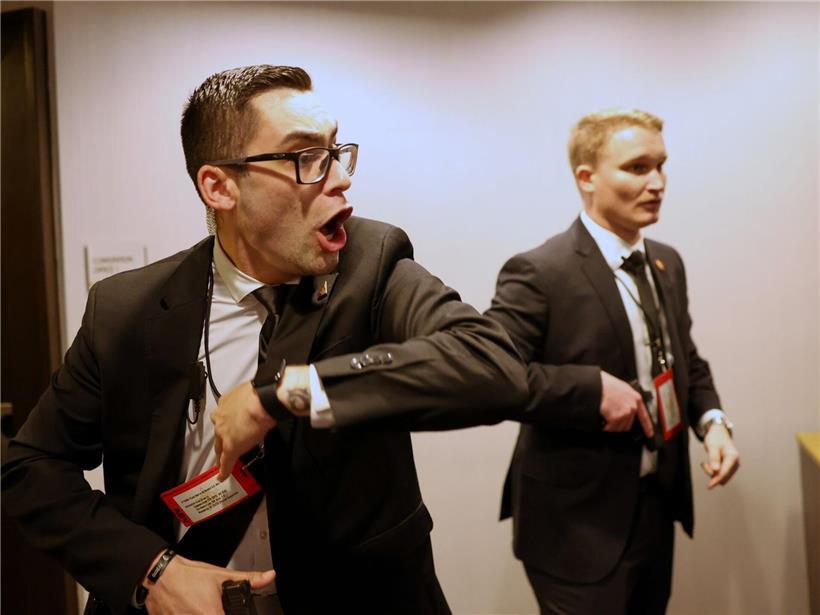 Sicherheitsleute riegeln das Hilton Hotel ab