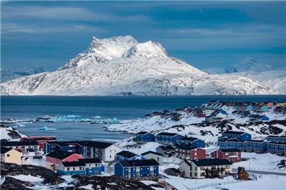 Sicht auf den Sermitsiaq, ein 1.210 Meter hoher Berg, hinter Nuuk, der Hauptstadt Grönlands
