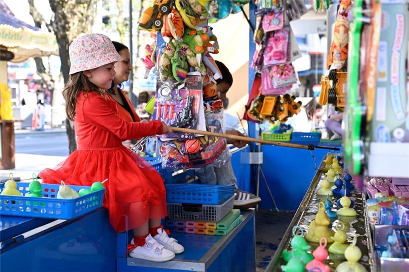 Sichtlich Spaß und Erfolg beim Entenfischen hatte dieses Blumenmädchen
