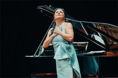 Sie geriet mehrfach wegen ihrer möglichen Verbundenheit zum russischen Präsidenten Wladimir Putin in die Kritik: die Opernsängerin Anna Netrebko
