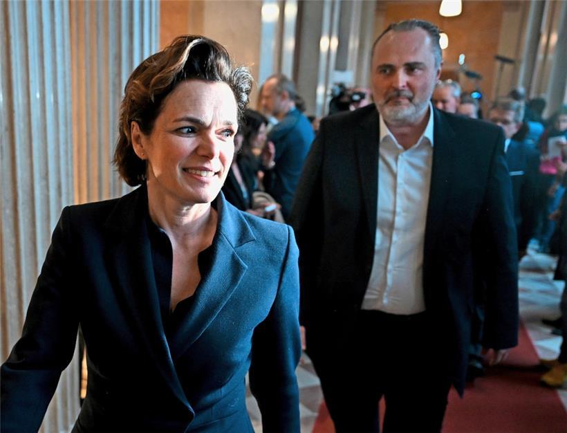 Sie haben differenzierte Ansichten über die FPÖ: die Vorsitzende der Sozialdemokratischen Partei Österreichs (SPÖ), Pamela Rendi-Wagner (vorne), und ihr parteiinterner Herausforderer und SPÖ-Landeshauptmann im Burgenland, Hans Peter Doskozil
