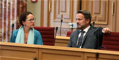 Sie ist Luxemburgs Herrin der Zahlen: Finanzministerin Yuriko Backes (links) im Gespräch mit Premierminister Xavier Bettel
