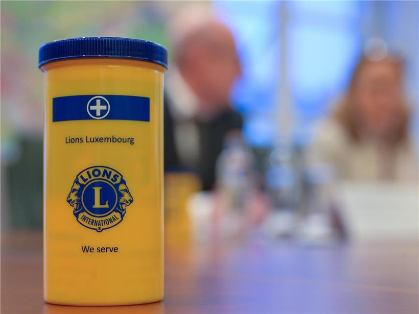 Gelbe und blaue Lions Emergency Box zur lebenswichtigen Ersten Hilfe bei Notfällen und medizinischen Einsätzen