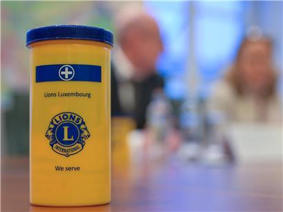 Gelbe und blaue Lions Emergency Box zur lebenswichtigen Ersten Hilfe bei Notfällen und medizinischen Einsätzen