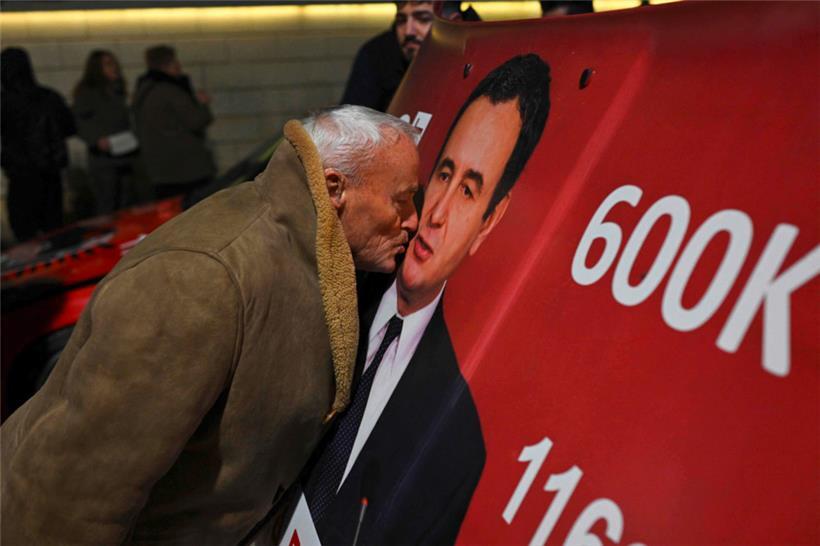 Sie lieben ihn, ihren Regierungschef Albin Kurti, und wollen ihn auch weiterhin im Amt behalten, wie das Wahlresultat vom Sonntag zeigt
