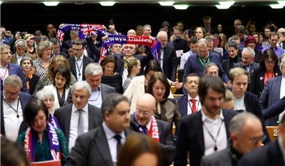 Sie sagen sich nur auf Wiedersehen: Die EU-Parlamentarier singen nach der Abstimmung das alte schottische Abschiedslied „Auld Lang Syne“
