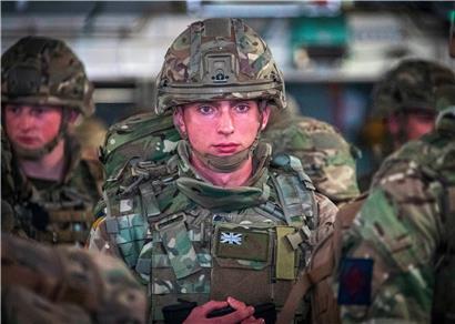 Sie sollen es jetzt richten: Britische Soldaten der 16 Air Assault Brigade treffen zur Assistenz der Operation Pitting in Kabul ein
