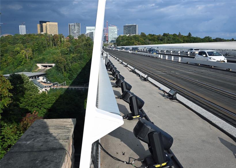 Sie sorgen für viel Aufregung – und einen gesperrten Gehweg: Leuchten, die bei d...