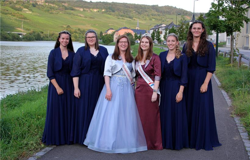 Sie stehen am Freitagabend im Mittelpunkt des Geschehens: Anne Kelsen, Céline Max, die designierte Rieslingkönigin Lara Kring, Fabienne Demuth, Sara Rinnen und Tessy Marx
