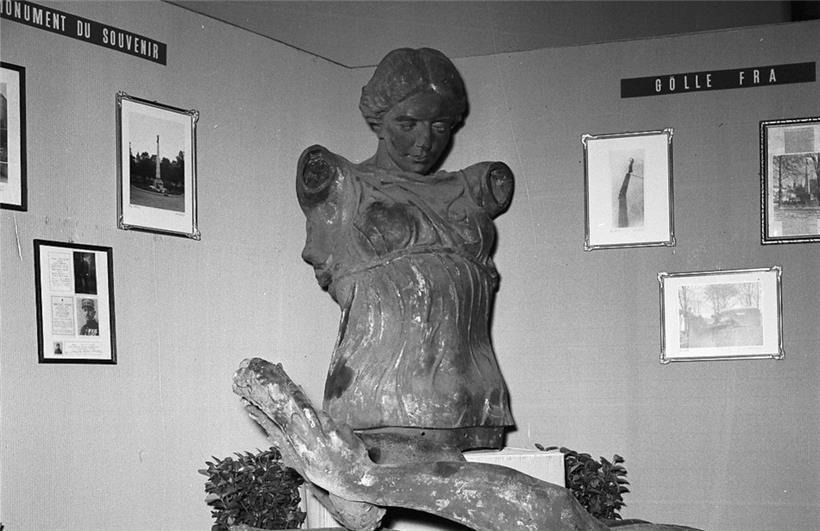 Sie war nie wirklich weg: die Reste der „Gëlle Fra“ 1955 bei einer Ausstellung der Resistenzbewegungen
