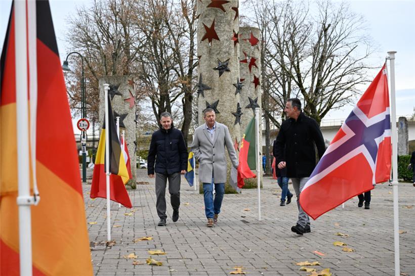 Sie wollen den Geist von Schengen aufrechterhalten: Ralf Uhlenbruch, Bürgermeister von Perl (l.), und sein Homologe aus Schengen, Michel Gloden (M.)
