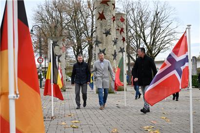 Sie wollen den Geist von Schengen aufrechterhalten: Ralf Uhlenbruch, Bürgermeister von Perl (l.), und sein Homologe aus Schengen, Michel Gloden (M.)
