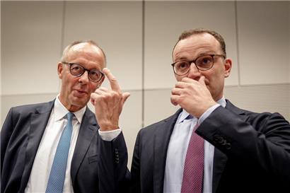 Sie wollen die Brandmauer gegen die AfD nicht aufweichen: der deutsche Kanzler Friedrich Merz und der Vorsitzende der Unions-Fraktion im Bundestag, Jens Spahn (r.)
