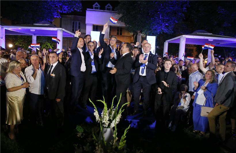 „Sieg, Sieg, Sieg!“: Andrej Plenkovic ist alter und neuer Premier Kroatiens, seine Corona-Wahlparty trieb den Epidemiologen allerdings Schweißperlen auf die Stirn 

