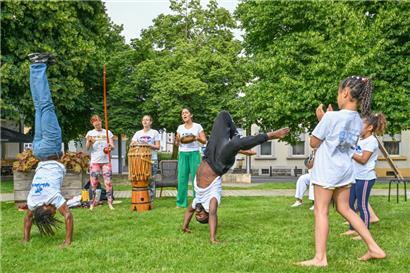 Sieht aus wie ein Tanz, ist aber eigentlich eine brasilianische Kampfsportart: Capoeira
