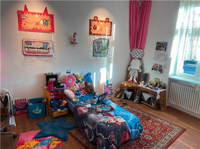 Sieht aus wie ein Teenie-Zimmer, ist jedoch ein Kunstwerk: „The bluetooth device is ready to pair“ von Sirah Haris (2025)
