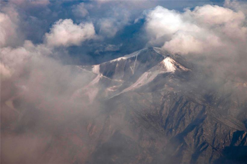 Sieht so ein zukünftiges Wintersport-Paradies aus? Die künstlichen Skipisten für Olympia wirken wie ein Fremdkörper in der Landschaft.
