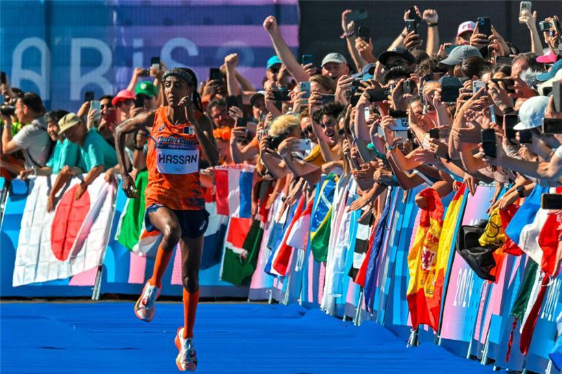 Sifan Hassan stürmte in einem spannenden Finish förmlich an den begeisterten Zuschauern nahe Invalides vorbei
