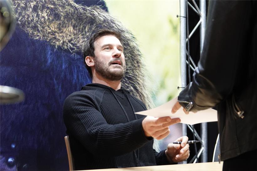 Signierstunde für die Fans: Clive Standen zählte dieses Jahr zu den großen Namen...