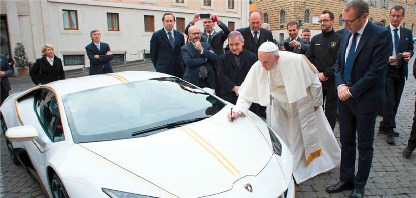 Signiert, gesegnet und direkt im Anschluss an die Zeremonie wurde der Huracán, –...