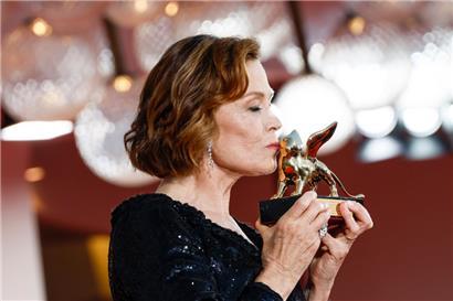 Sigourney Weaver, Schauspielerin aus den USA, posiert mit dem Goldenen Löwen für ihr Lebenswerk bei den 81. Internationalen Filmfestspielen von Venedig
