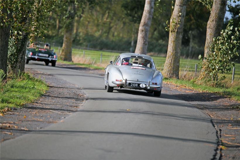 Silberpfeil aus dem Großherzogtum: Ein Luxemburger Mercedes 300 SL rast bei der Rallye in Knokke durch eine Kurve
